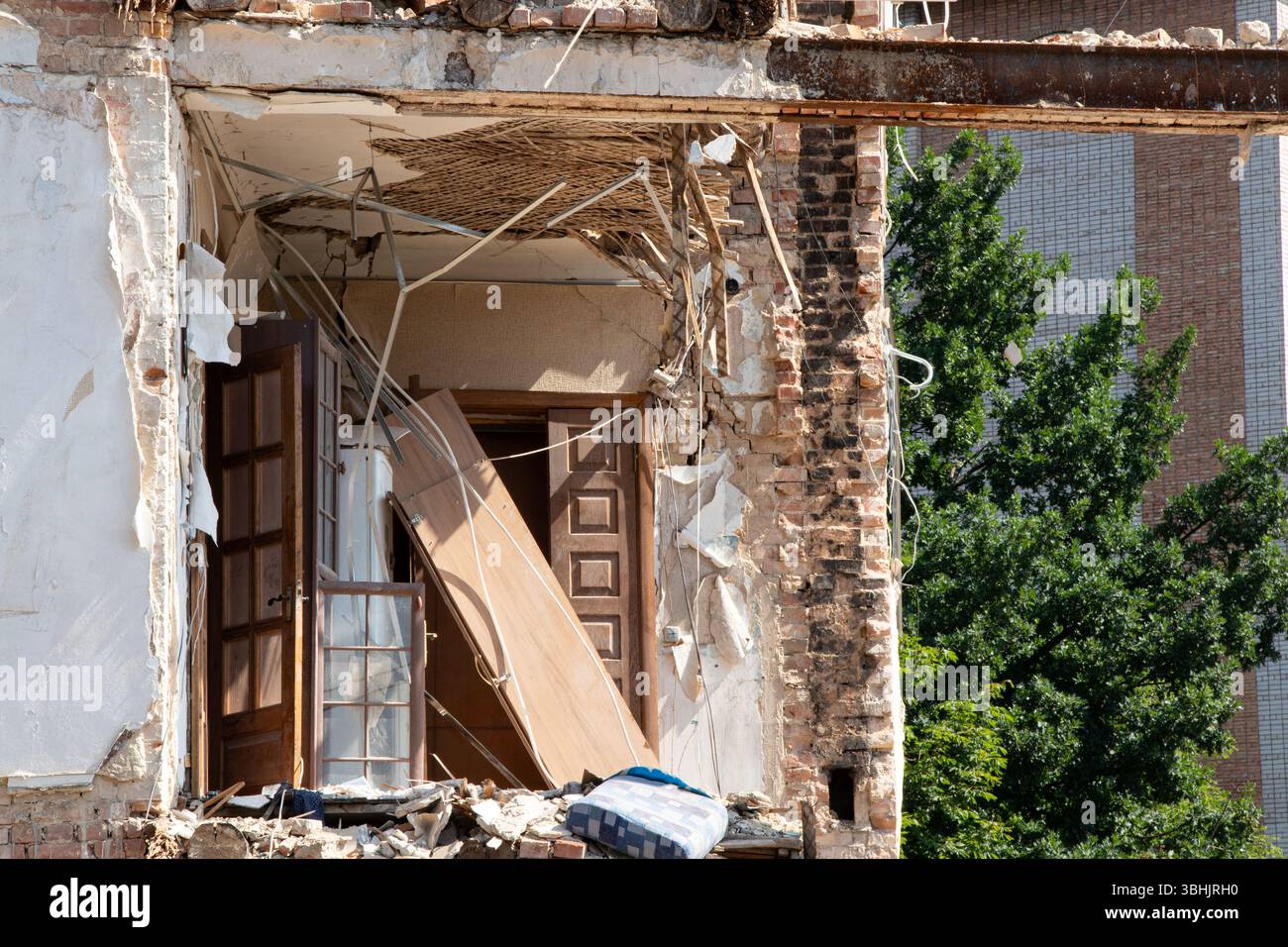 Bâtiment résidentiel détruit après une frappe de missiles en Ukraine, mur effondré et sols endommagés, conséquence de la guerre et des attaques terroristes Banque D'Images