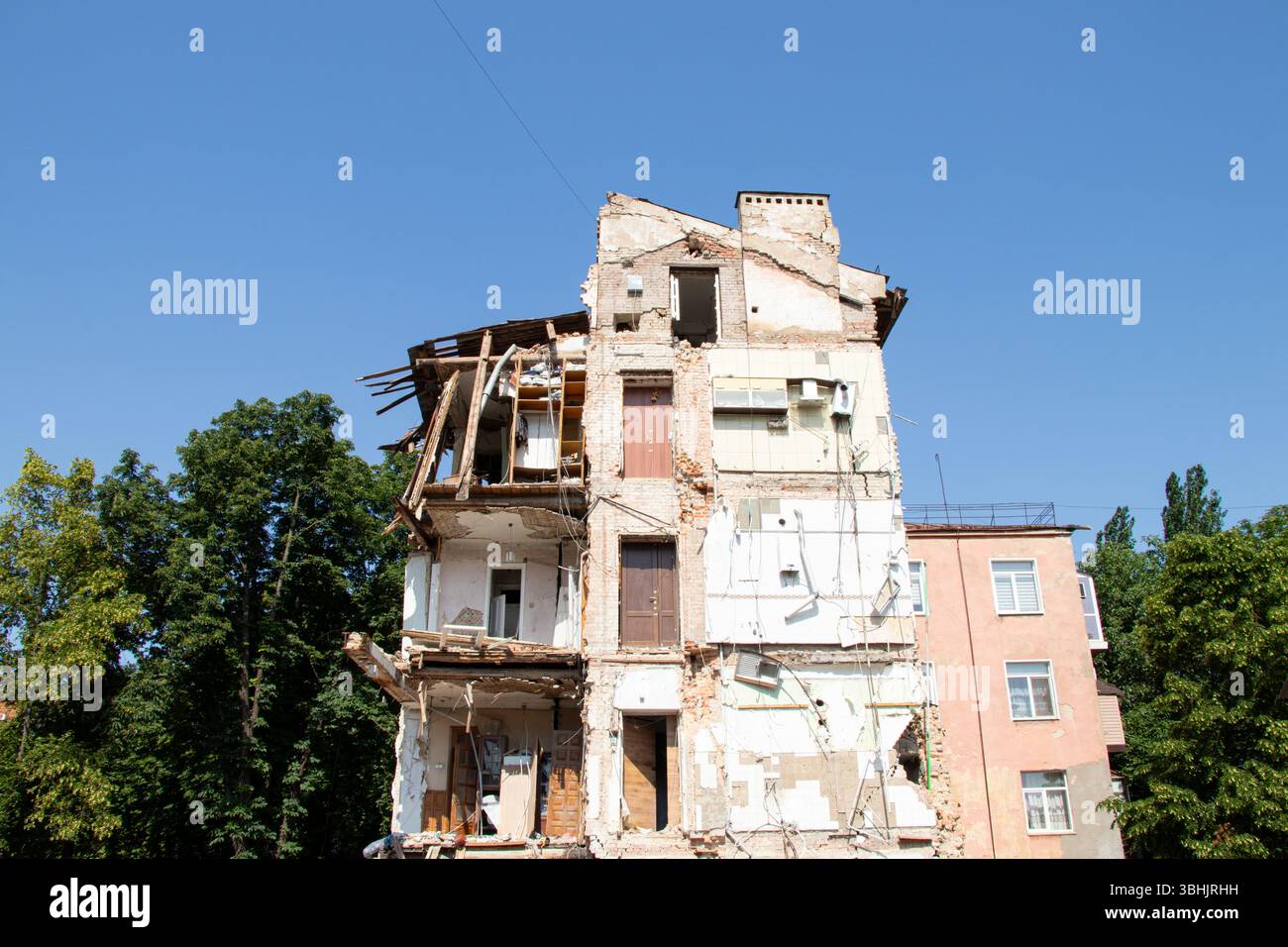 Bâtiment résidentiel détruit après une frappe de missiles en Ukraine, mur effondré et sols endommagés, conséquence de la guerre et des attaques terroristes Banque D'Images