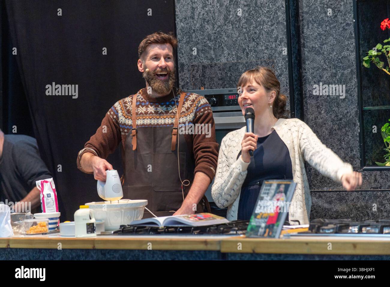 Taste of Shetland 2023 au Clickimin Centre, organisé par Coinneach MacLeod (le boulanger des Hébrides), célébrant la nourriture locale, les boissons et la culture insulaire. Banque D'Images