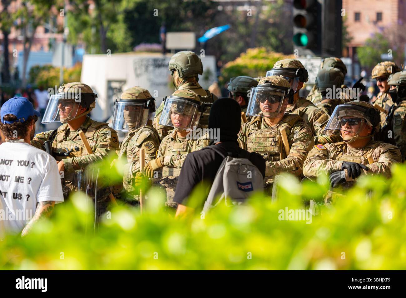 Les soldats du 1er Bataillon, du 185e Régiment d'infanterie, de la 79e Brigade d'infanterie combat Team dans un statut de titre 10 protègent un bâtiment fédéral de Los Angeles et le personnel fédéral à Los Angeles, Calif, le 9 juin 2025. Environ 2 000 forces de la Garde nationale soutiennent la protection du personnel fédéral et des biens fédéraux dans la région métropolitaine de Los Angeles. (Photo du ministère de la Défense du Capitaine Alex Werden) Banque D'Images