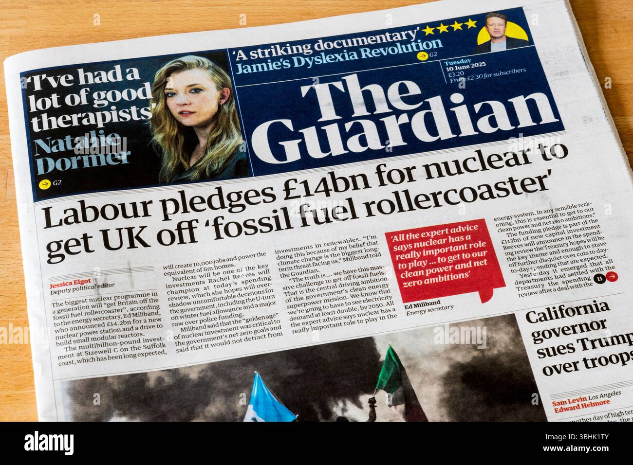 10 juin 2025. En première page du Guardian, le Labour promet 14 milliards de livres sterling pour que le nucléaire quitte les « montagnes russes à combustibles fossiles » Banque D'Images