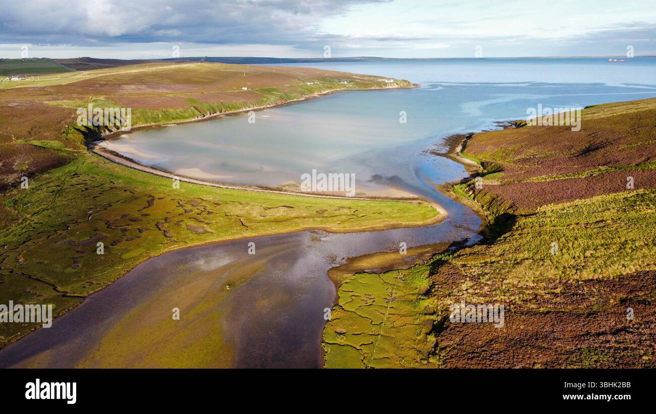 Vue aérienne de Waulkmill Bay, Orcades à marée haute avec vue vers Scapa Flow Banque D'Images
