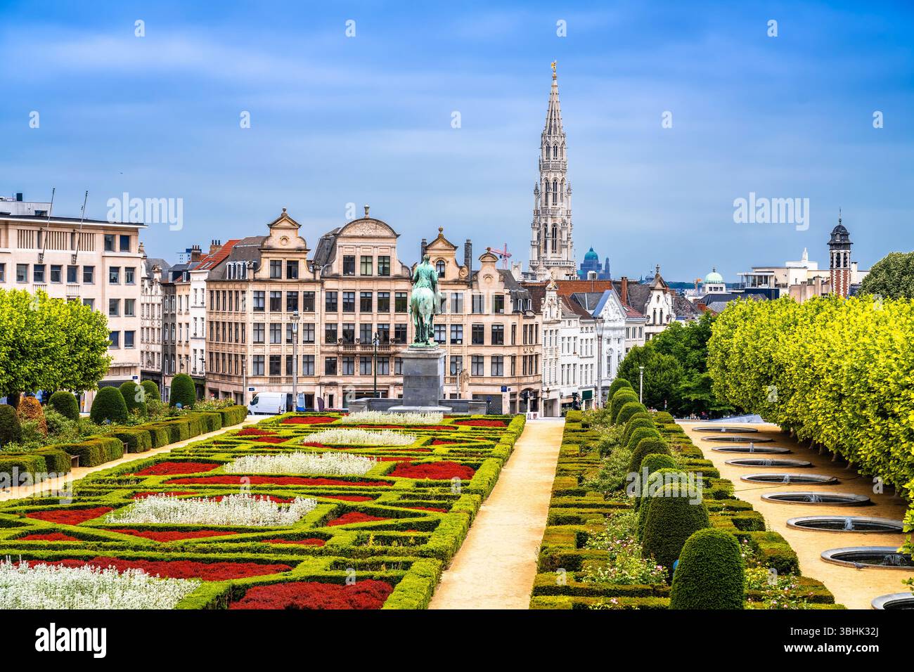 Vue panoramique sur la cathédrale de Bruxelles et le paysage urbain depuis le parc du Mont des Arts, capitale de la Belgique Banque D'Images