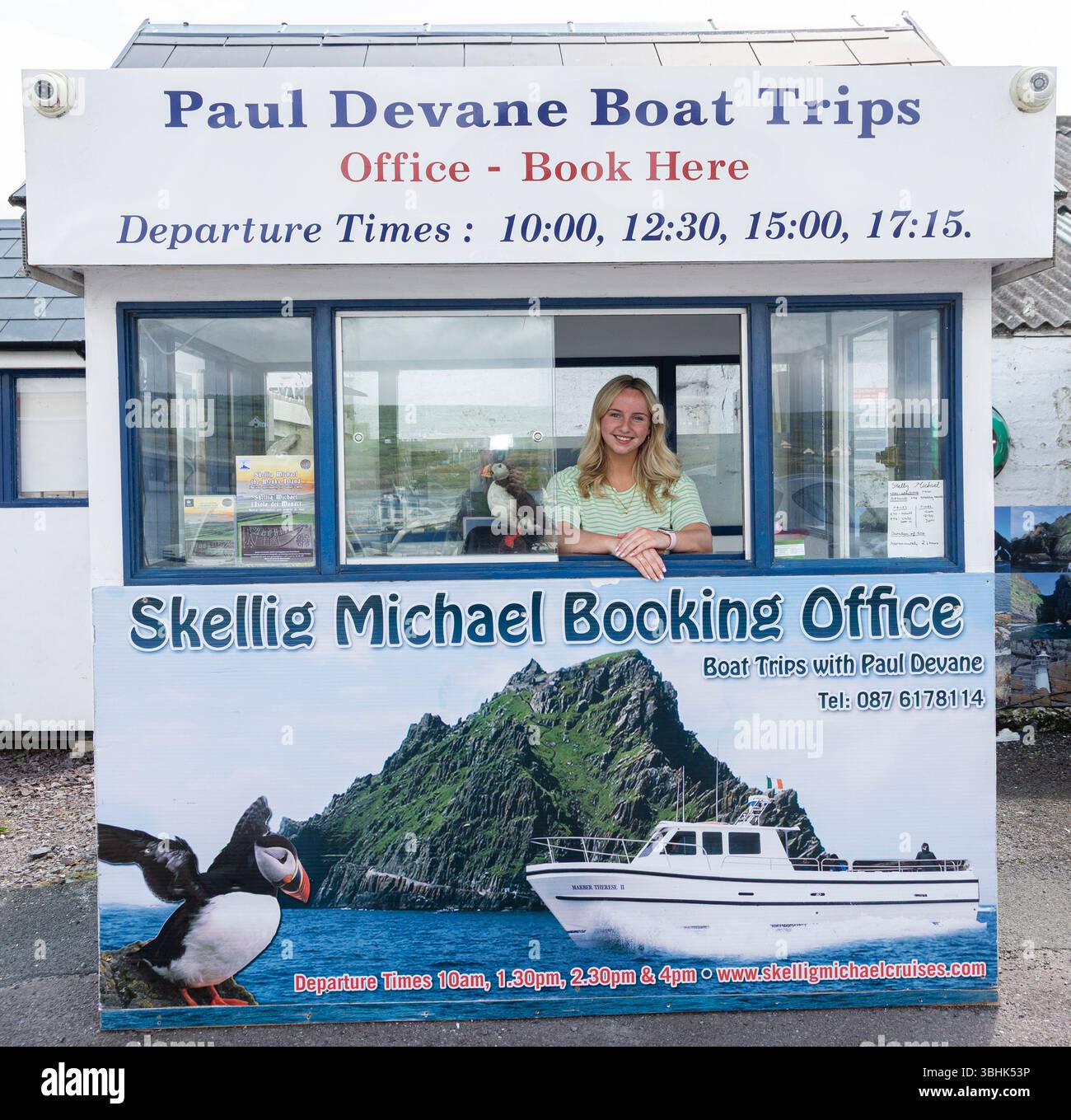 Skellig Michael Cruises Booking Office avec Chloe Devane, Portmagee, comté de Kerry, Irlande Banque D'Images