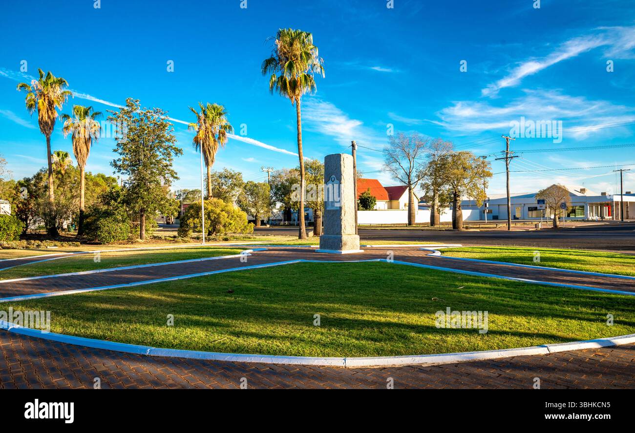 Parc local avec monument commémoratif de guerre, pelouses vertes, palmiers et arbres à bouteilles, Roma, Australie, 29 novembre 2020 Banque D'Images