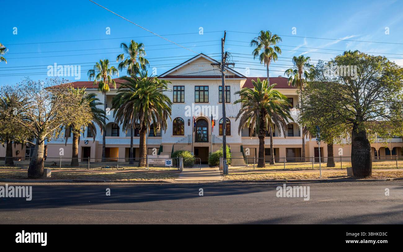 Bâtiment de style colonial du South West Hospital and Health Service avec des palmiers et des arbres à bouteilles en une journée ensoleillée, Roma, Australie, 29 novembre 2020 Banque D'Images