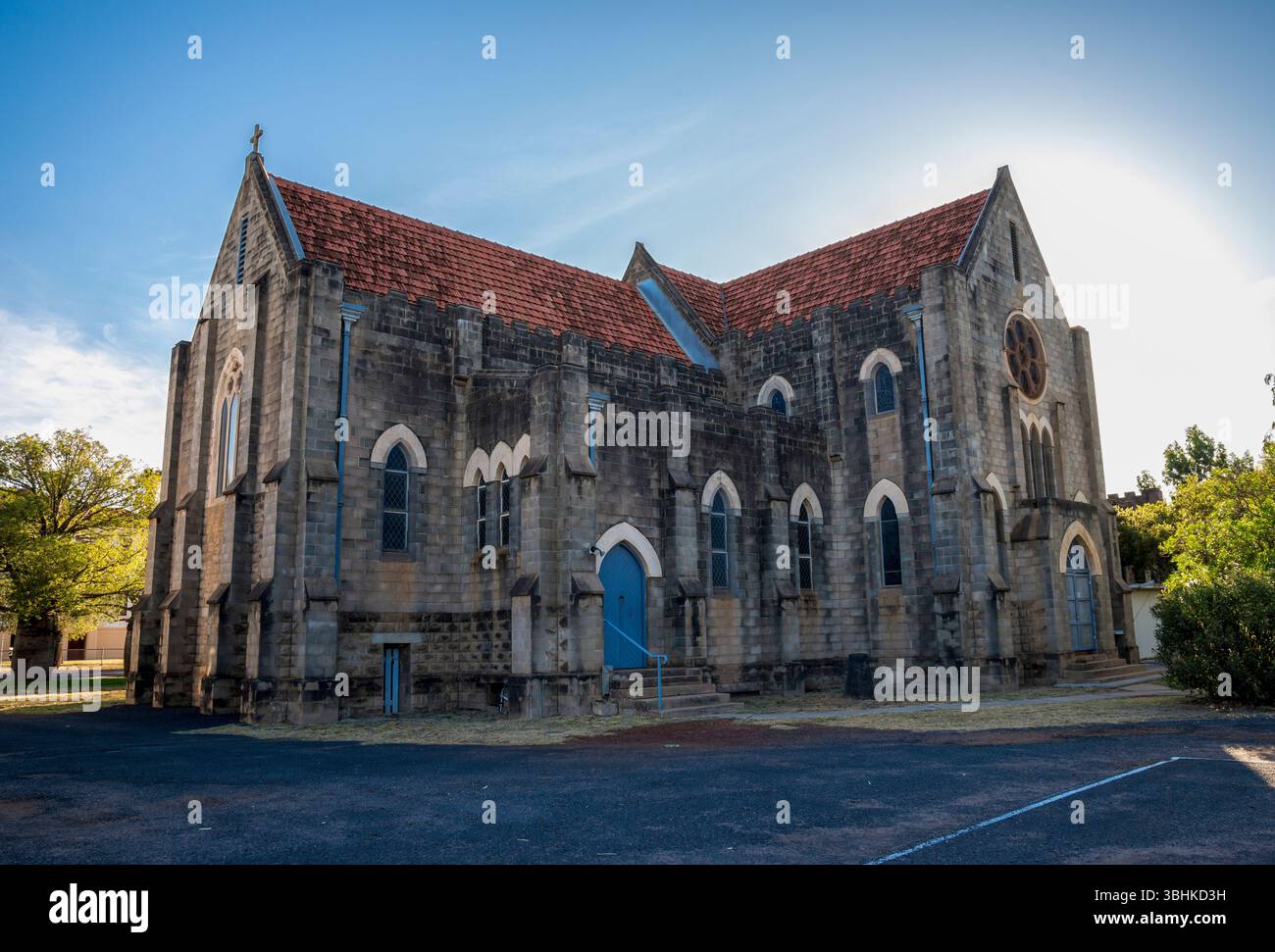 Arrière de l’église anglicane Saint Paul avec toit rouge sous ciel lumineux, Roma, Australie, 29 novembre 2020 Banque D'Images