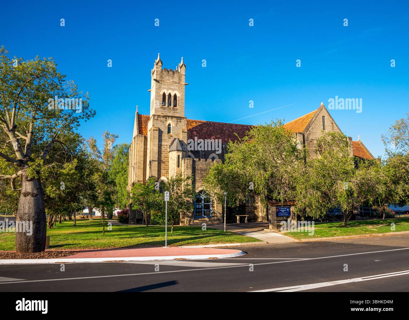 Street View of Historic Saint Paul’s Anglican Church entourée d’arbres indigènes locaux, Roma, Australie, 29 novembre 2020 Banque D'Images