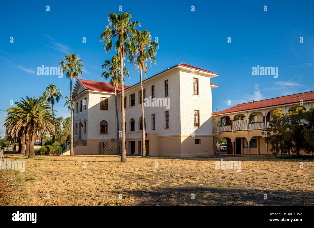Bâtiment historique du South West Hospital and Health Service avec des palmiers tropicaux à Front, Roma, Australie, 29 novembre 2020 Banque D'Images