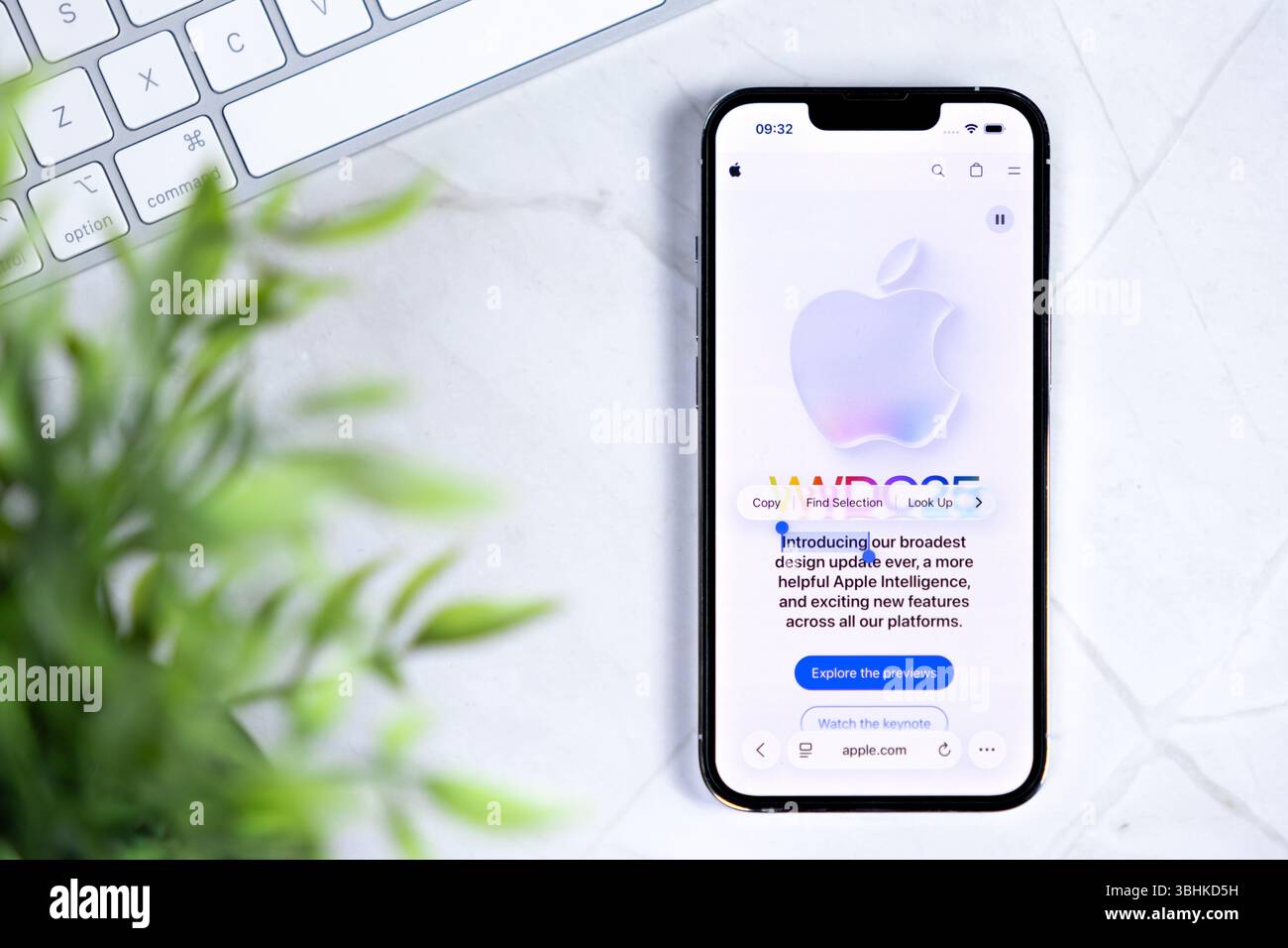 Poznan, Pologne - 10 juin 2025 : un iPhone Apple moderne présentant le nouvel iOS 26 avec Liquid Glass dans le design, mettant l'accent sur les fonctionnalités Apple Intelligence Banque D'Images