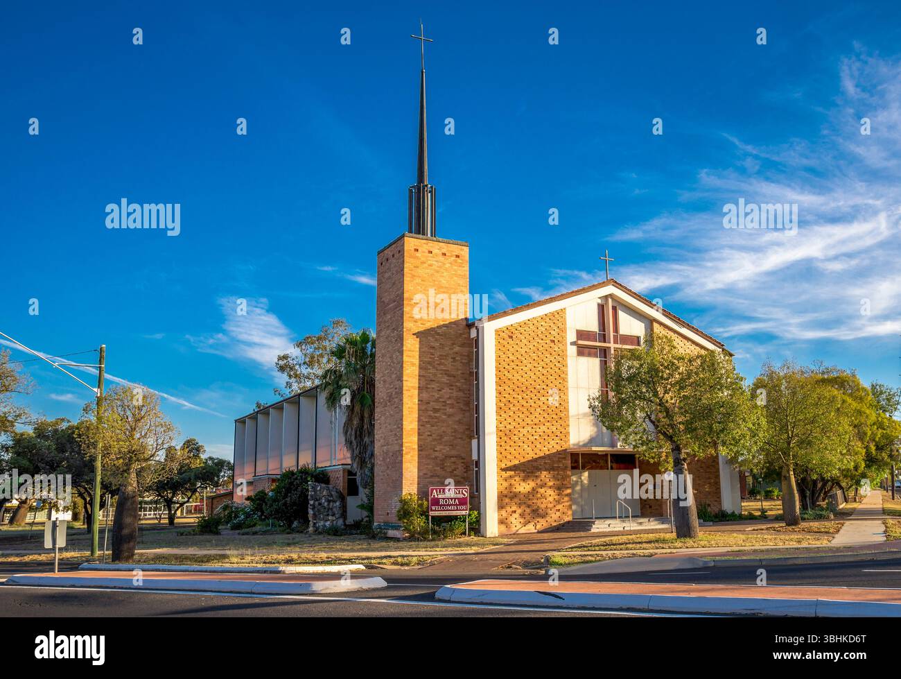 Vue sur la rue de la belle église paroissiale catholique All Saints entourée d'arbres à bouteilles plantés, Roma, Australie, 29 novembre 2020 Banque D'Images