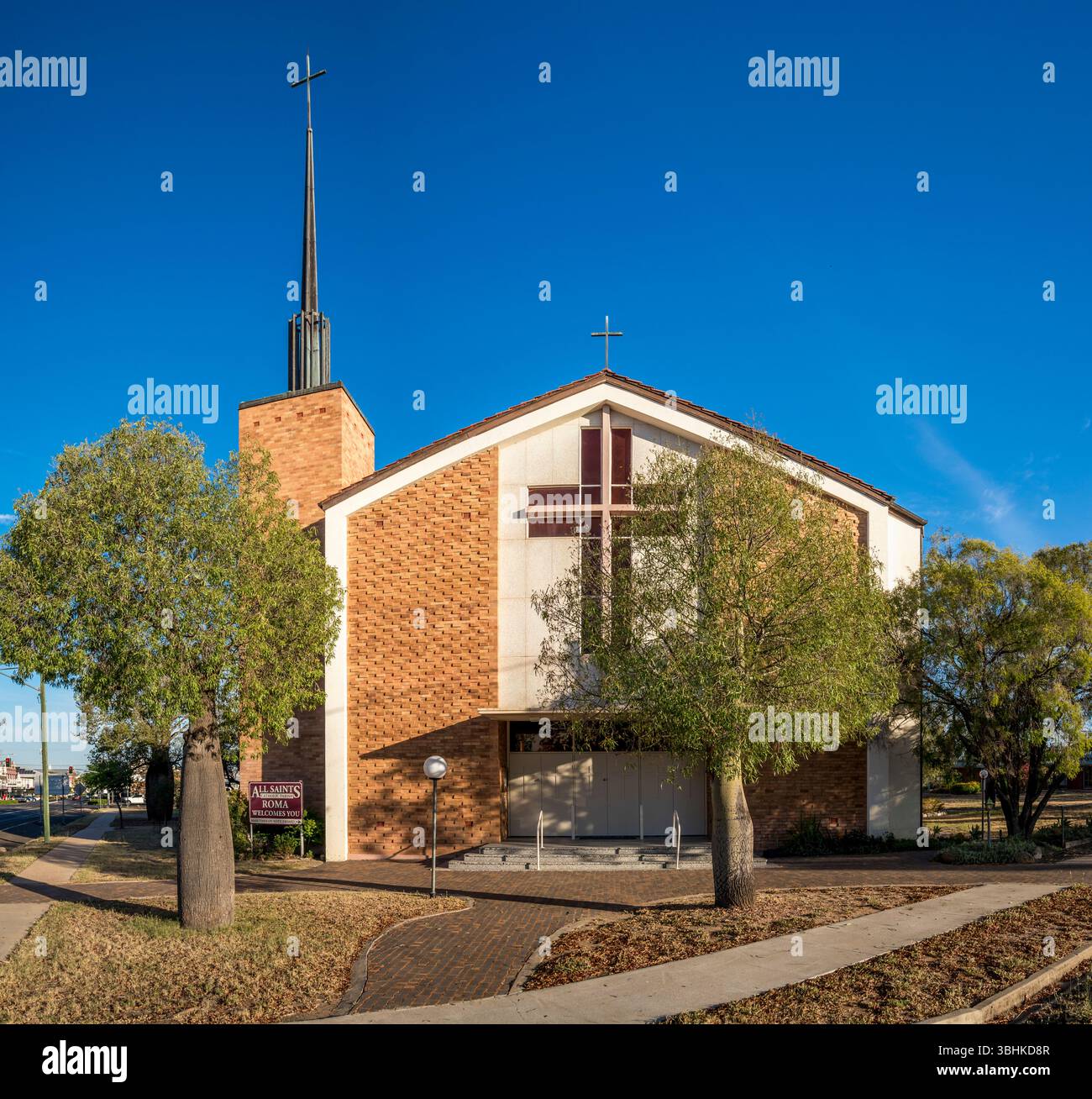 Église catholique traditionnelle bâtiment de tous les Saints avec de beaux arbres à bouteilles à l'avant, Roma, Australie, 29 novembre 2020 Banque D'Images