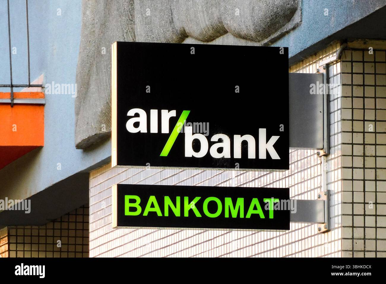 OSTRAVA, RÉPUBLIQUE TCHÈQUE - 8 JUILLET 2019 : le signe de la banque aérienne montrant qu'il existe un guichet automatique (bankomat en langue tchèque) pour retirer de l'argent. Banque D'Images