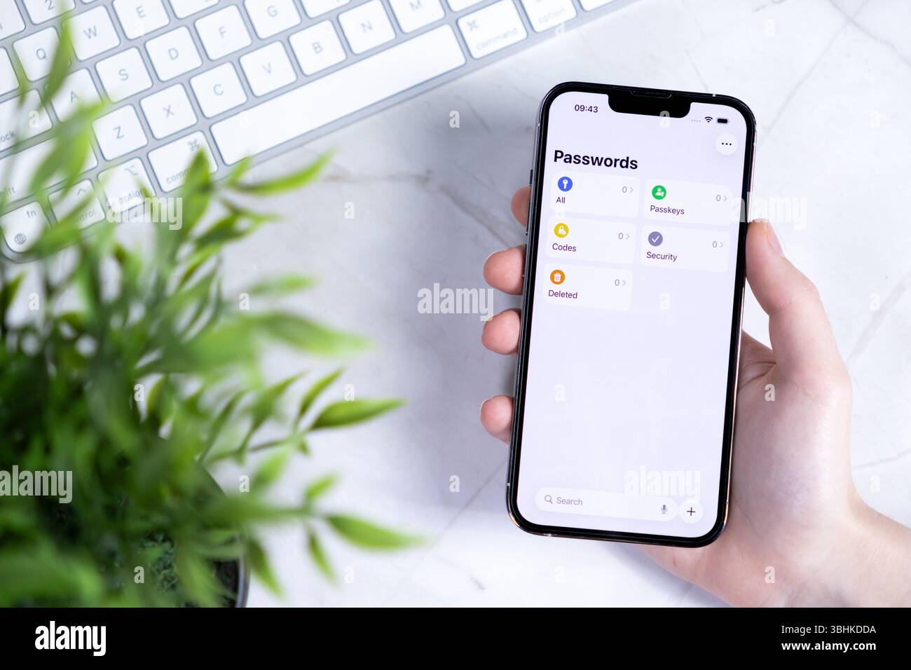 Poznan, Pologne - 10 juin 2025 : application de mots de passe sur un iPhone, affichant les nouvelles fonctionnalités iOS 26 et la conception innovante Liquid Glass pour un chiffre sécurisé Banque D'Images