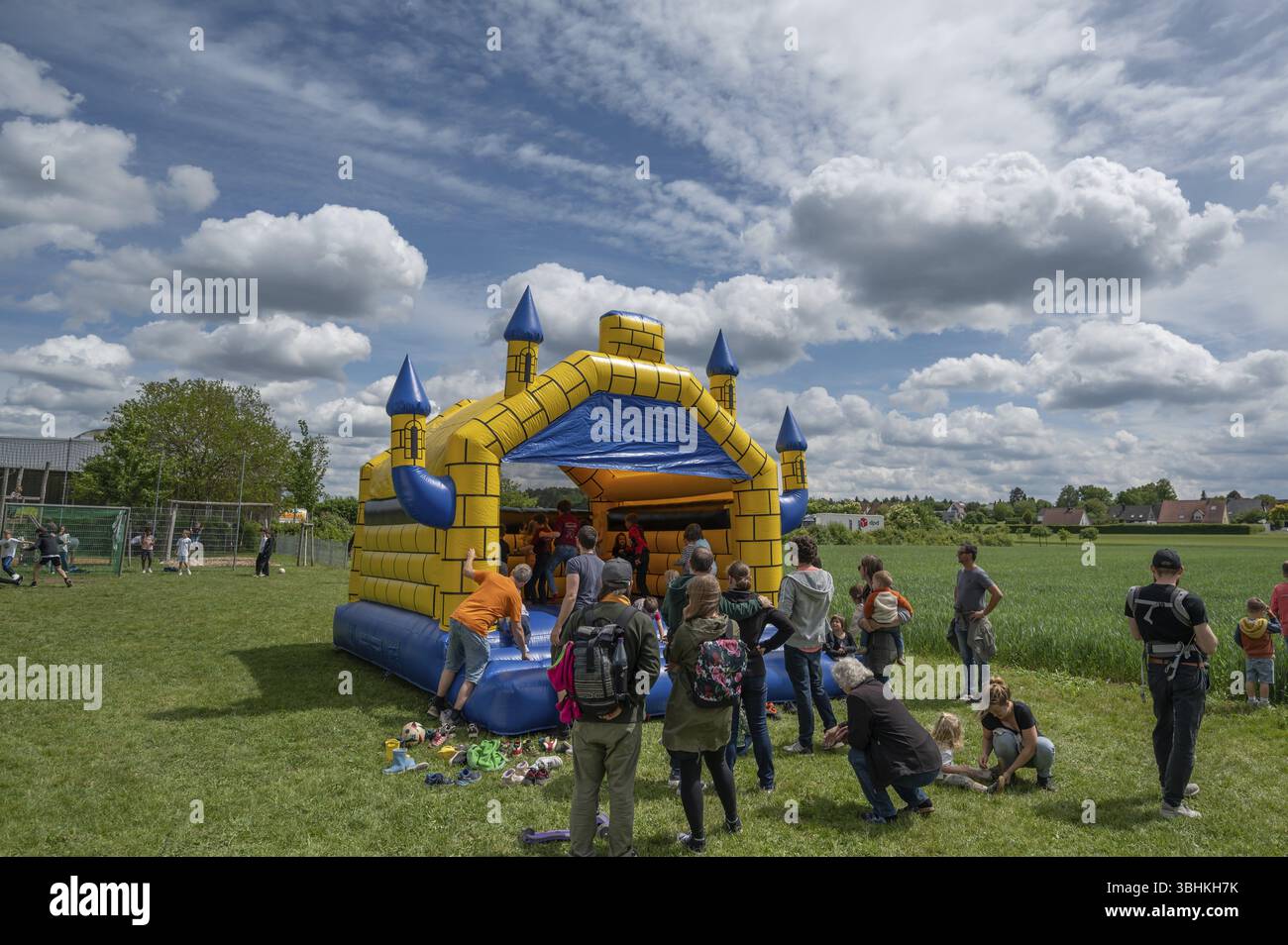 Amusement des enfants, château gonflable et jeux de football dans une prairie pendant le festival des fours de cuisson, Kleingeschaidt, moyenne Franconie, Bavière, Allemagne, euro Banque D'Images