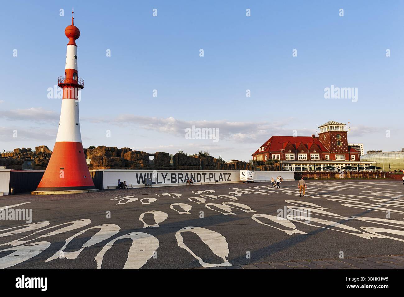 Willy-Brandt-Platz, Willy Brandt Platz avec phare et restaurant Strandhalle, Havenwelten, Bremerhaven, Brême, Allemagne, Europe Banque D'Images