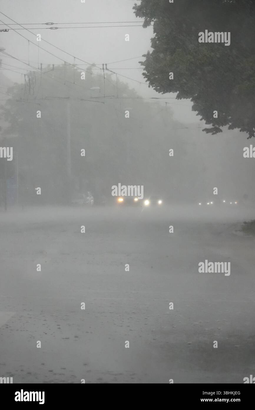 Conduire une voiture par temps pluvieux, vue à travers le pare-brise, Allemagne, Europe Banque D'Images