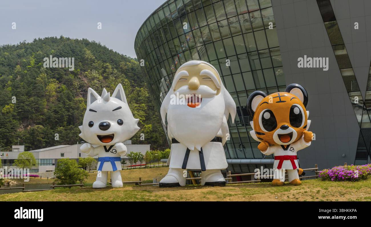 Muju, Corée du Sud. 1er mai 2019 : statues de mascottes de Taekwondowon, de gauche à droite, Jin Jin, Baek Woon Dosa et Tae rang debout devant le compet Banque D'Images