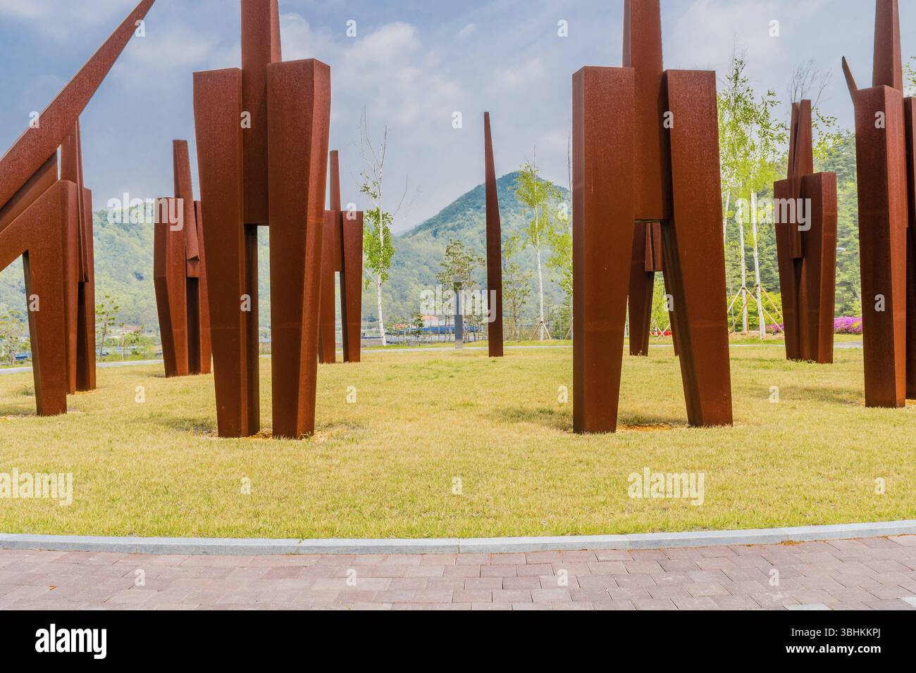 Muju, Corée du Sud. 1er mai 2019 : les statues de fer représentent diverses techniques de taekwondo dans la pelouse au Taekwondowon coréen Banque D'Images