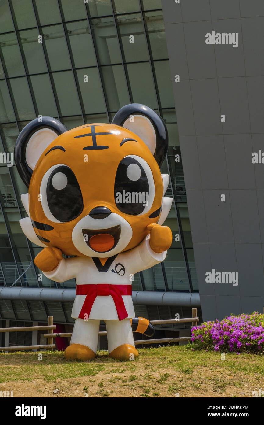 Muju, Corée du Sud. 1er mai 2019 : Statue de la mascotte de Taekwondowon Tae rang portant un uniforme avec ceinture rouge debout devant l'arène de compétition Banque D'Images