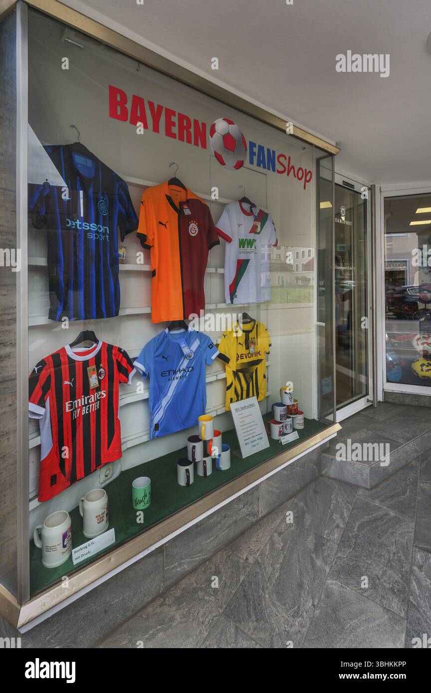 Vitrine du fan shop du FC Bayern avec maillots et mugs, Salzstrasse, Kempten, Allgaeu, Souabe, Bavière, Allemagne, Europe Banque D'Images