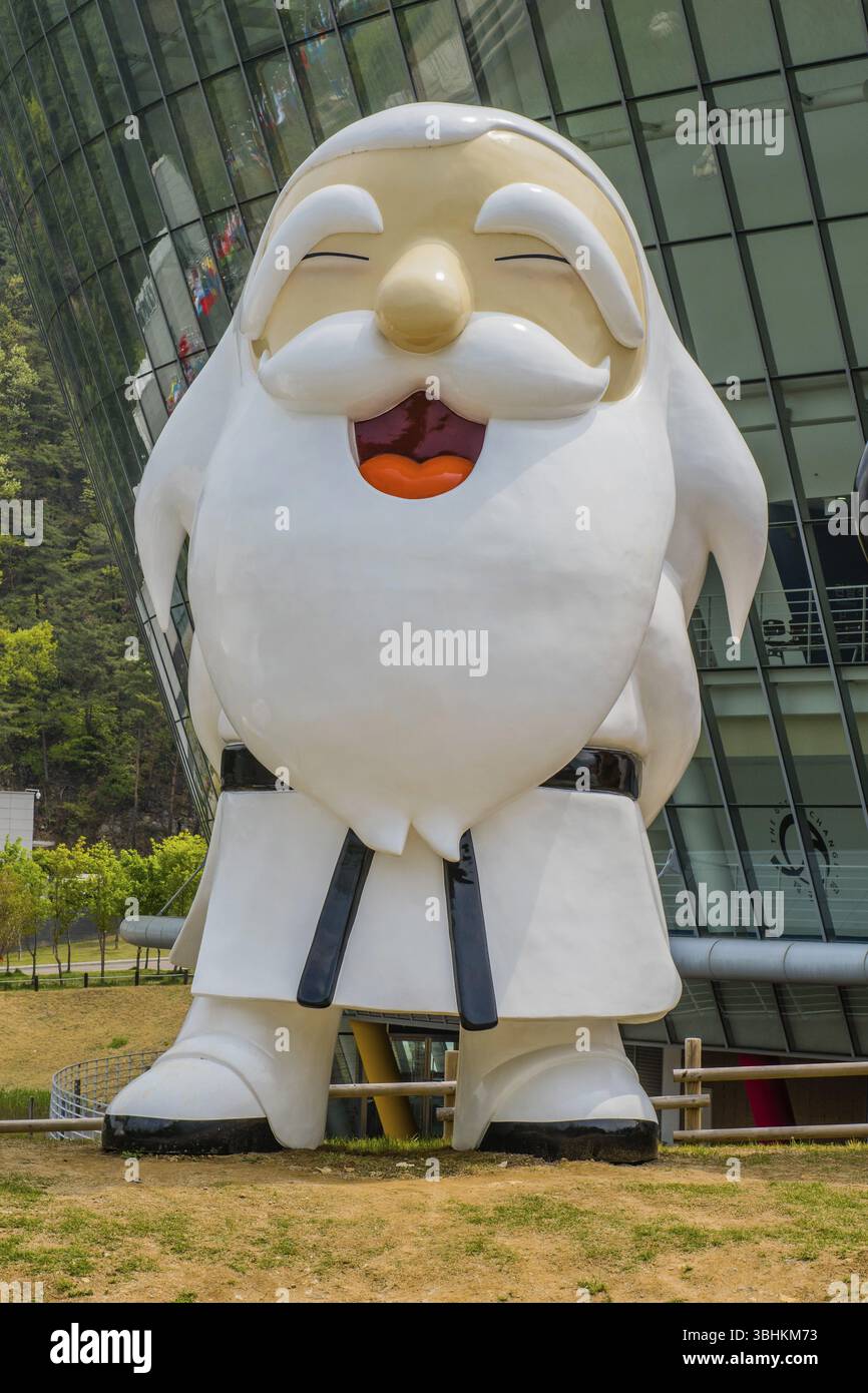 Muju, Corée du Sud. 1er mai 2019 : Statue de la mascotte de Taekwondowon Baek Woon Dosa portant un uniforme avec ceinture noire debout devant l'arène de compétition Banque D'Images