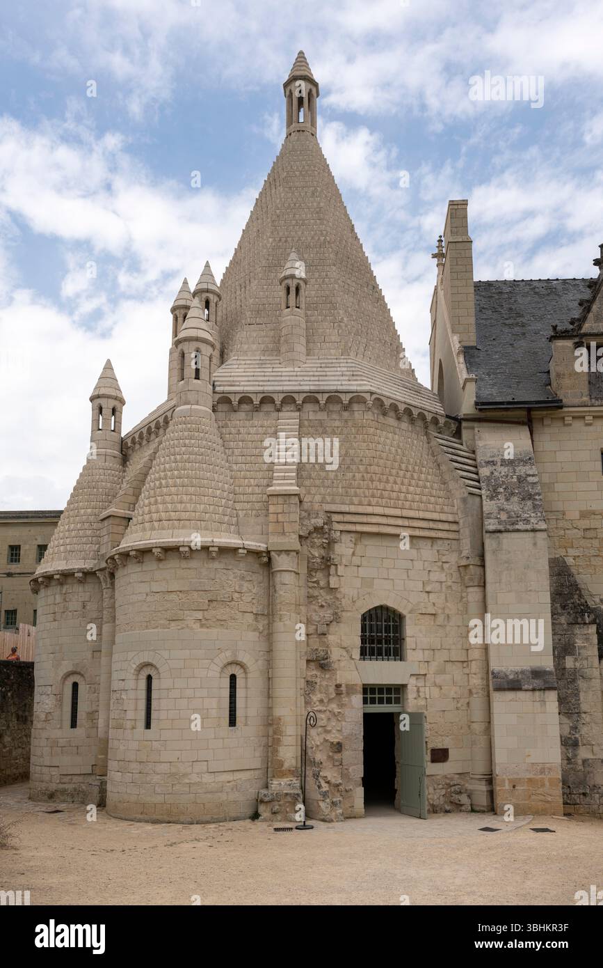 Le dôme distinctif de l'abbaye présente des détails architecturaux romans avec influence byzantine dans le monastère historique de Fontevraud. Banque D'Images