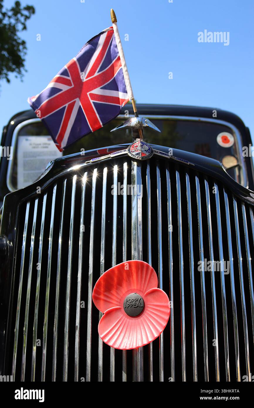 La calandre chromée de 1940 Vauxhall G-type 25ch décorée d'un drapeau union Jack et d'un coquelicot commémoratif exposé lors des célébrations du VE80. Banque D'Images