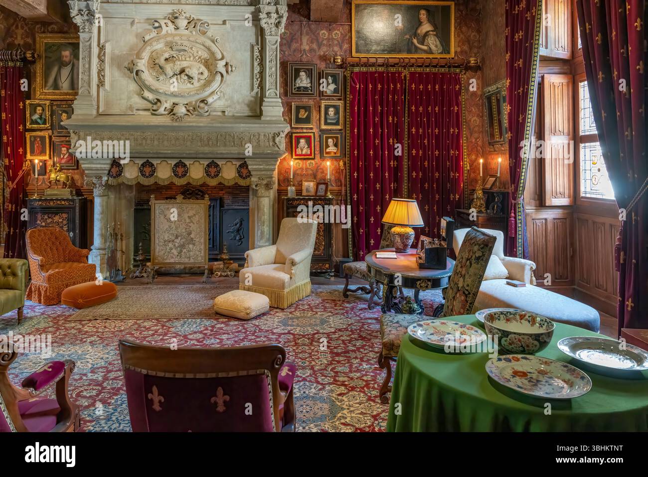 Le salon luxueux présente des meubles ornés, des portraits et des arts décoratifs dans un décor intérieur authentique de la Renaissance château. Banque D'Images
