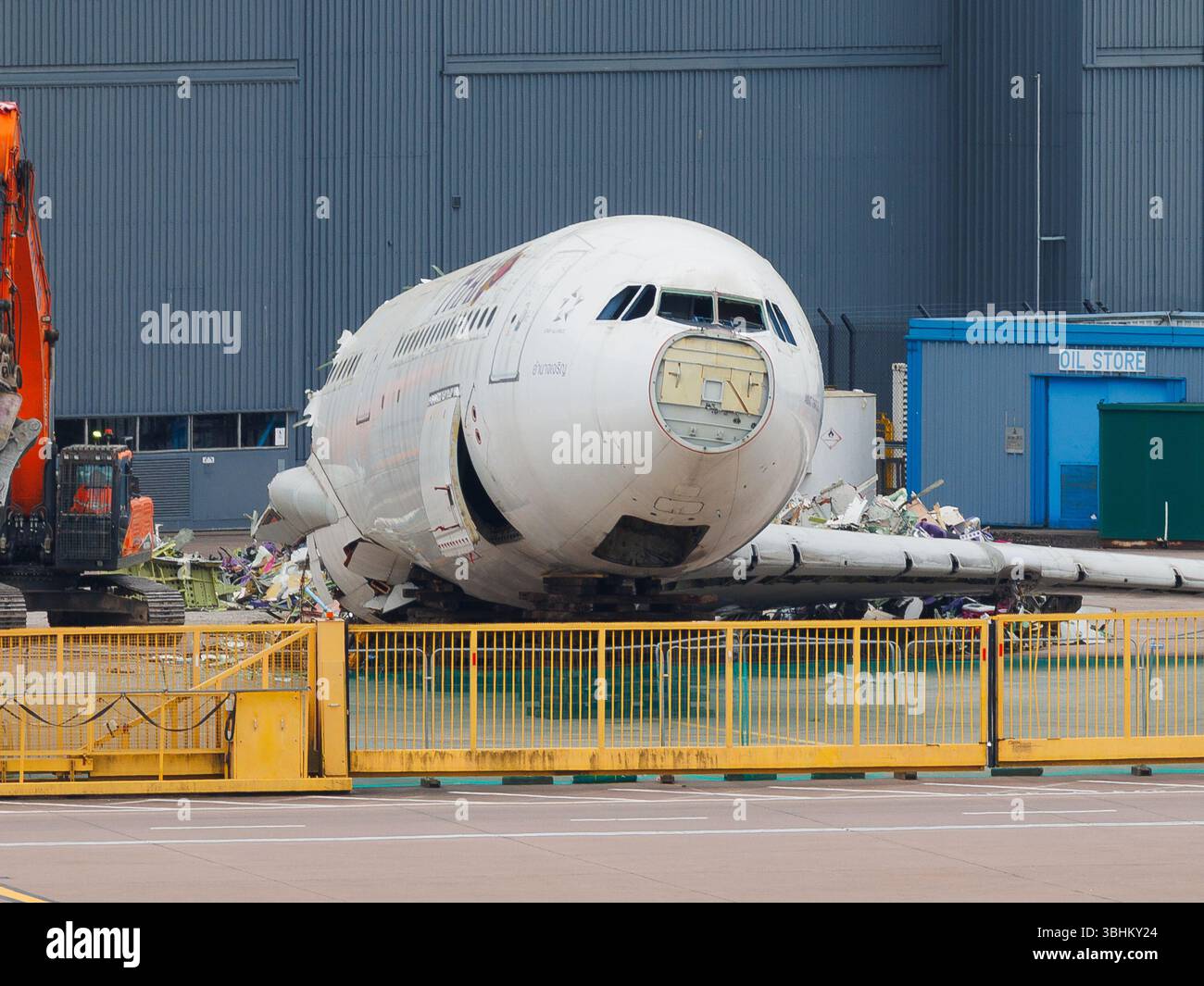 Aéroport de Manchester, Royaume-Uni - 08 mai 2025 : l'Airbus A330 (HS-TBA) de Thai Airways est détruit après 2 ans de non-vol. Banque D'Images Aéroport de Manchester, Royaume-Uni - 08 mai 2025 : l'Airbus A330 (HS-TBA) de Thai Airways est détruit après 2 ans de non-vol. Banque D'Images