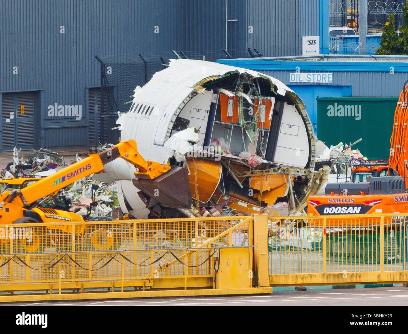 Aéroport de Manchester, Royaume-Uni - 08 mai 2025 : l'Airbus A330 (HS-TBA) de Thai Airways est détruit après 2 ans de non-vol. Banque D'Images Aéroport de Manchester, Royaume-Uni - 08 mai 2025 : l'Airbus A330 (HS-TBA) de Thai Airways est détruit après 2 ans de non-vol. Banque D'Images