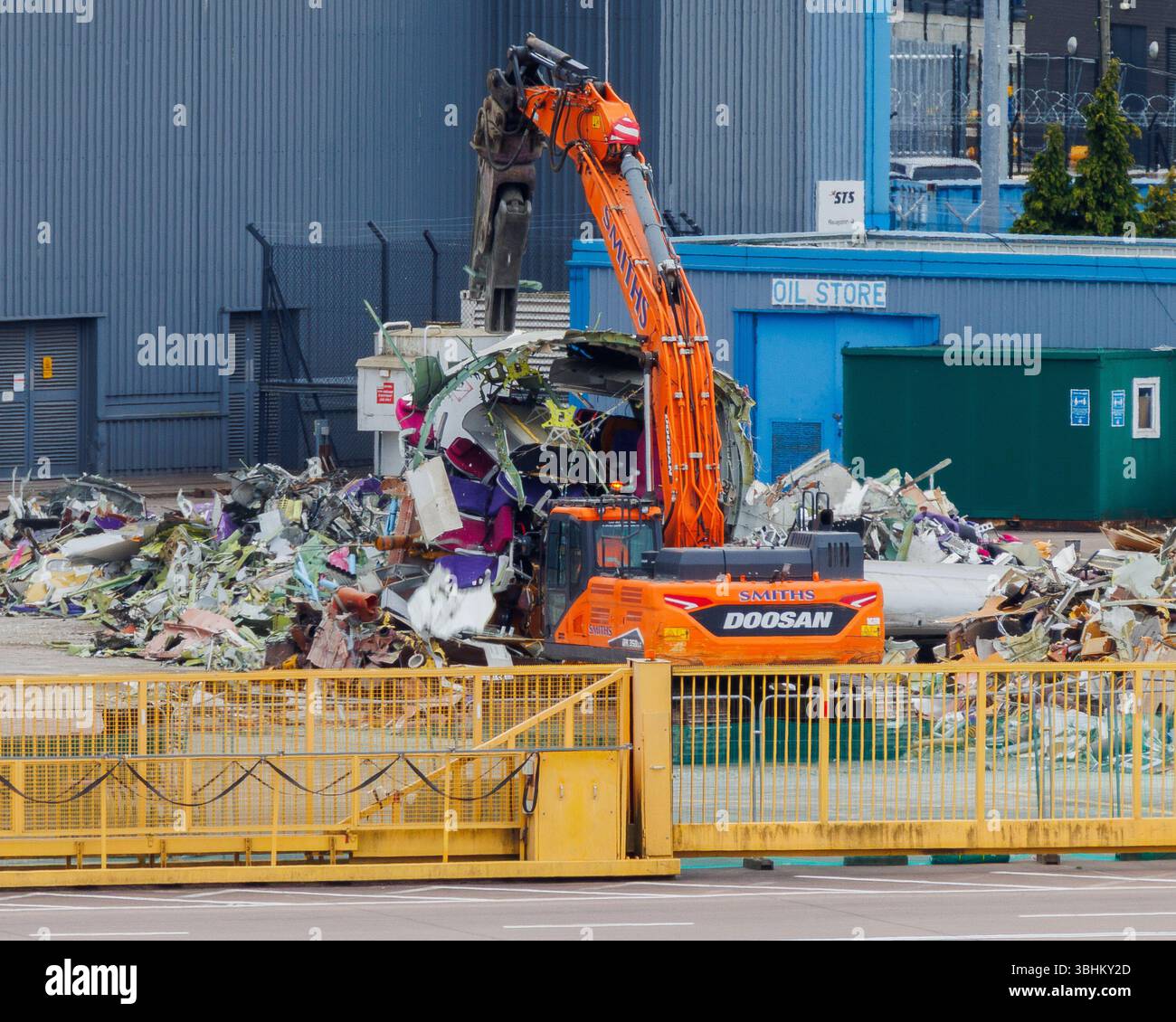 Aéroport de Manchester, Royaume-Uni - 08 mai 2025 : l'Airbus A330 (HS-TBA) de Thai Airways est détruit après 2 ans de non-vol. Banque D'Images Aéroport de Manchester, Royaume-Uni - 08 mai 2025 : l'Airbus A330 (HS-TBA) de Thai Airways est détruit après 2 ans de non-vol. Banque D'Images