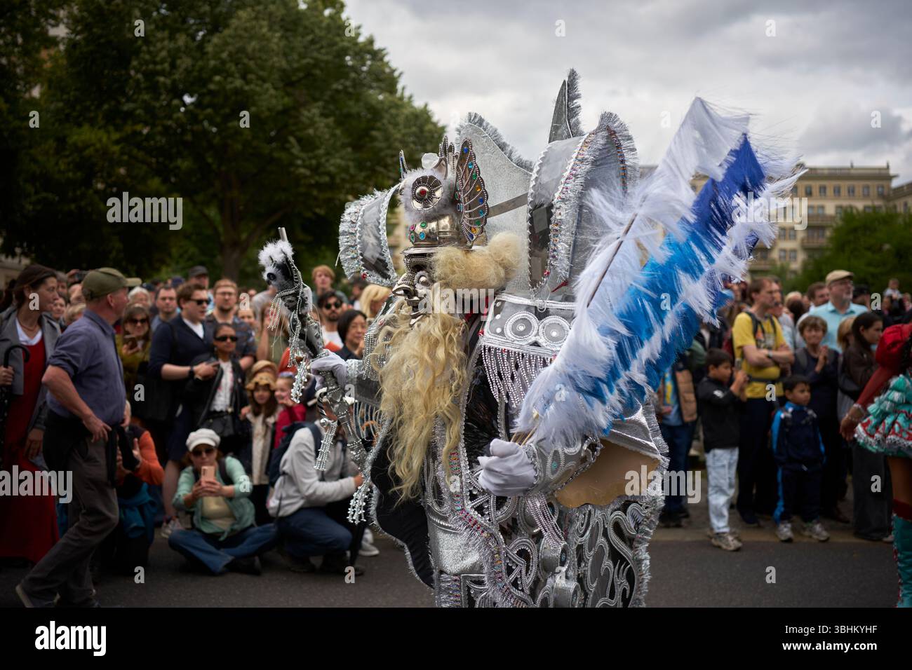 Un homme en costume traditionnel bolivien lors du défilé de Karneval der Kulturen à Berlin, Allemagne 2025. Banque D'Images