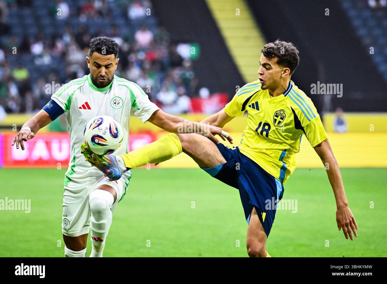 Stockholm, Suède. 10 juin 2025. STOCKHOLM, SUÈDE 20250610L'algérien Riyad Mahrez (à gauche) et le suédois Yasin Ayari en action lors du match amical de football entre la Suède et l'Algérie au Strawberry Arena de Stockholm, en Suède, le 9 juin 2025. Photo : Christine Olsson/TT/Code 10430 crédit : TT News Agency/Alamy Live News Banque D'Images