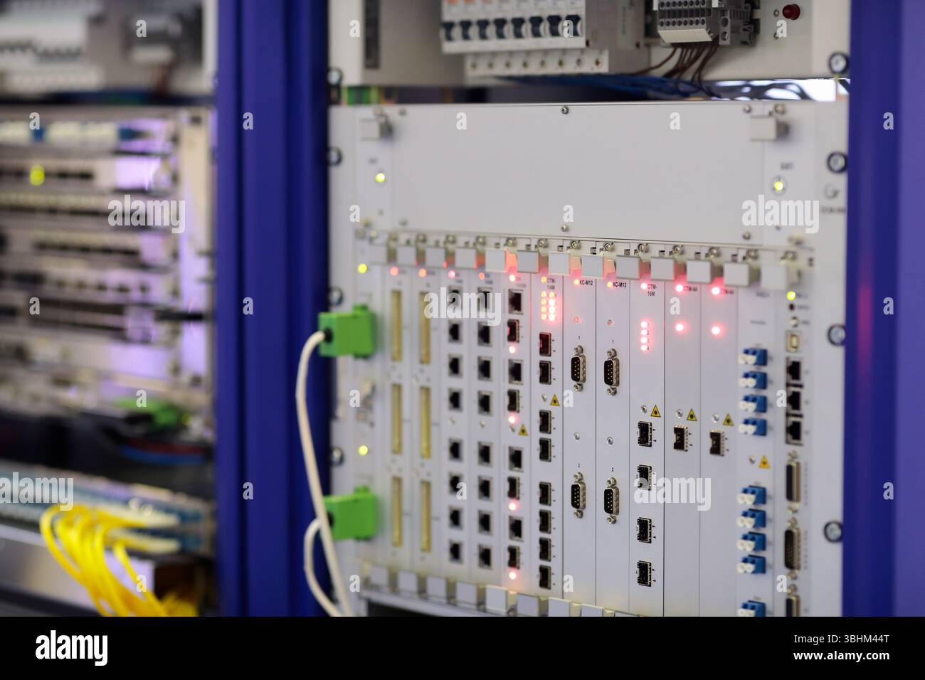 Gros plan sur l'équipement de télécommunication monté en rack. EQUIPEMENT optique pour réseaux téléphoniques et transmission de données. Mise au point sélective. Banque D'Images