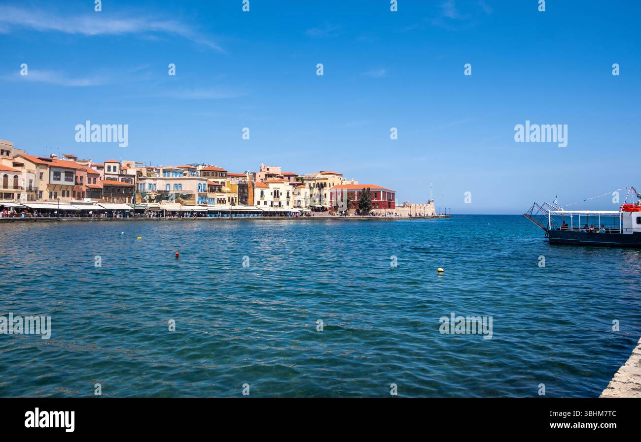 Crète, vieux port de Chania. Phare Musée nautique et forteresse Firkas, ciel bleu et mer calme Banque D'Images