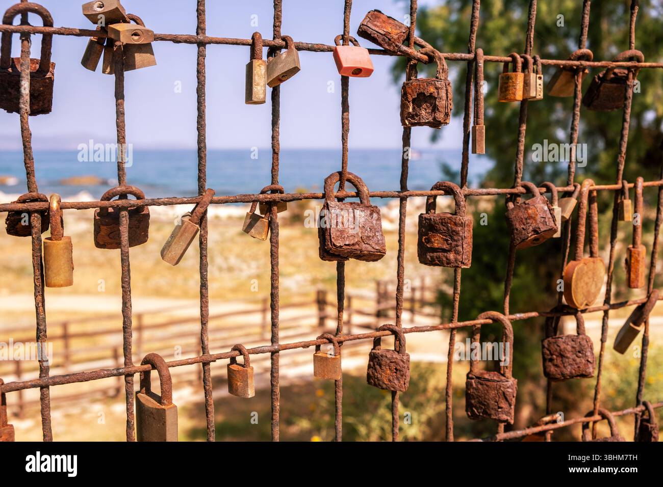 Serrure d'amour. Cadenas rouillés sur grille de clôture métallique, vue rapprochée. Concept d'amour et d'engagement Banque D'Images