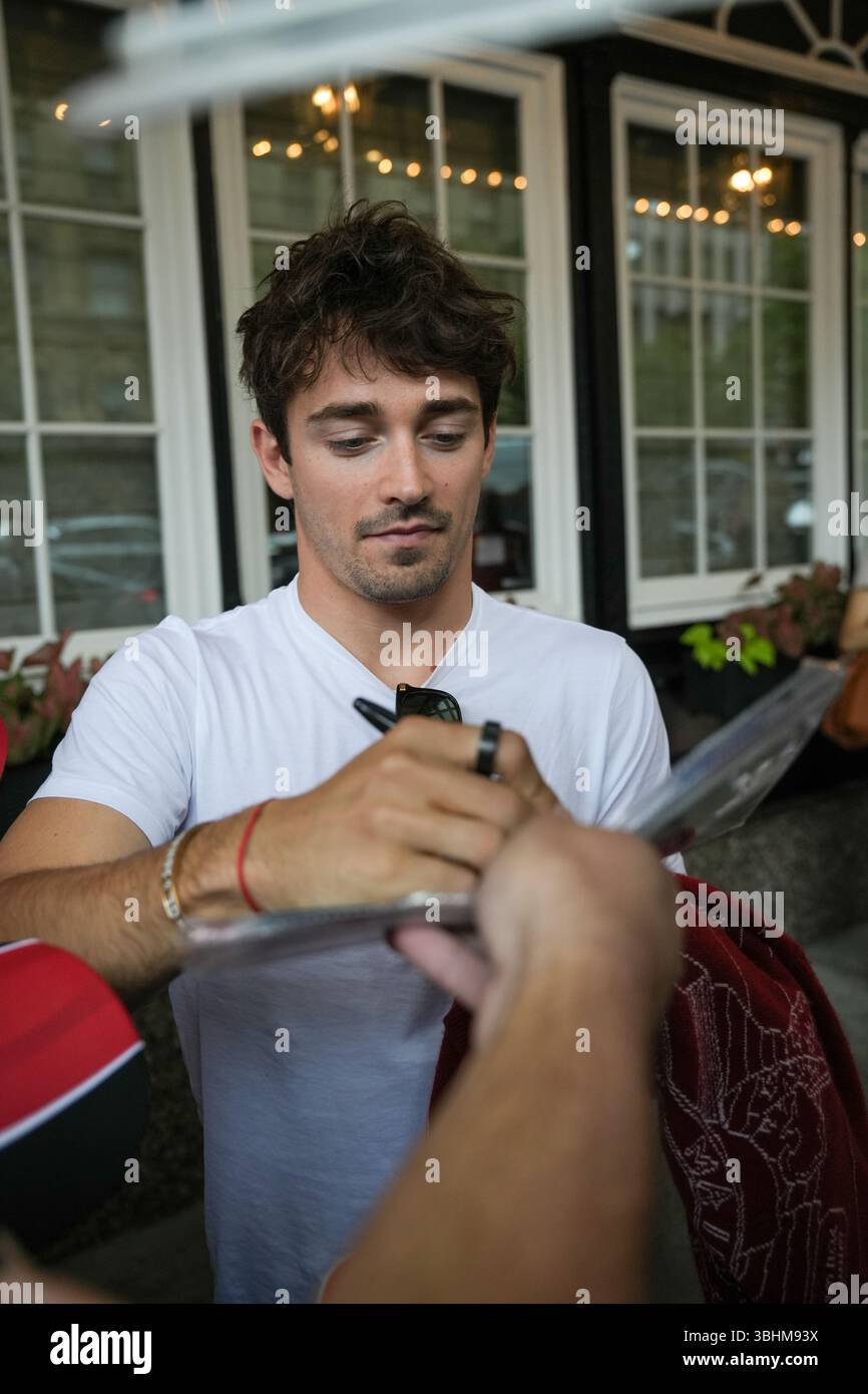 Montréal, Québec, Canada – 10 juin 2025 : Charles Leclerc, pilote Ferrari de formule 1, signe des autographes et rencontre des fans devant l’hôtel Ritz-Carlton au centre-ville de Montréal à son arrivée pour le Grand Prix du Canada. Leclerc a pris un moment pour saluer les supporters rassemblés devant l'entrée de l'hôtel au début de la semaine des courses de F1. Banque D'Images