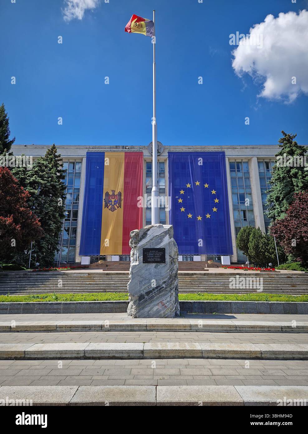 CHISINAU, MOLDAVIE - 21 MAI 2025 la Maison du gouvernement moldave avec le monument aux victimes de l'occupation soviétique devant le bâtiment ador - Image de stock capturée avec un smartphone