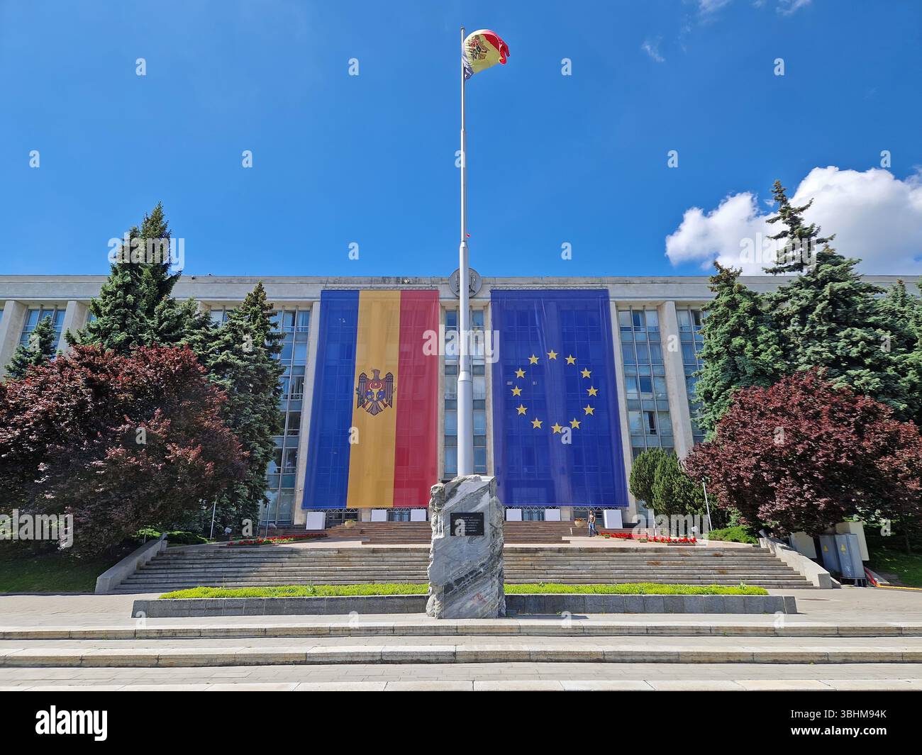 CHISINAU, MOLDAVIE - 21 MAI 2025 la Maison du gouvernement moldave avec le monument aux victimes de l'occupation soviétique devant le bâtiment ador - Image de stock capturée avec un smartphone