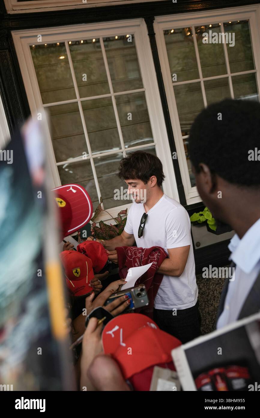 Montréal, Québec, Canada – 10 juin 2025 : Charles Leclerc, pilote Ferrari de formule 1, signe des autographes et rencontre des fans devant l’hôtel Ritz-Carlton au centre-ville de Montréal à son arrivée pour le Grand Prix du Canada. Leclerc a pris un moment pour saluer les supporters rassemblés devant l'entrée de l'hôtel au début de la semaine des courses de F1. Banque D'Images