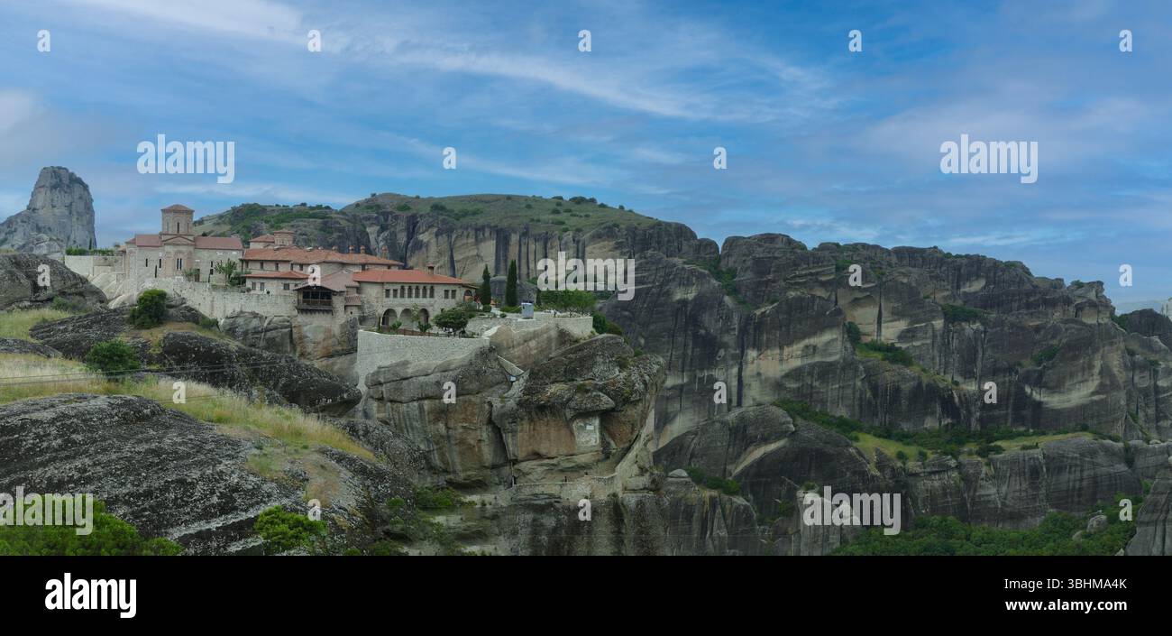 METERORA, GFEECE - 11 MAI 2025 - Monastère de la Sainte Trinité s'élevant de façon spectaculaire sur le pinacle rocheux, surplombant le vaste paysage des Météores, Grèce Banque D'Images
