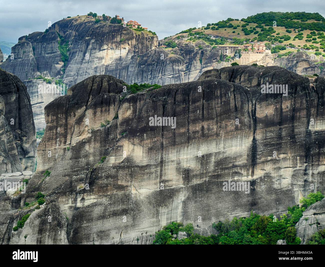 METERORA, GFEECE - 11 MAI 2025 - anciens monastères perchés au sommet d'imposants pinacles de calcaire dans le paysage des Météores Banque D'Images
