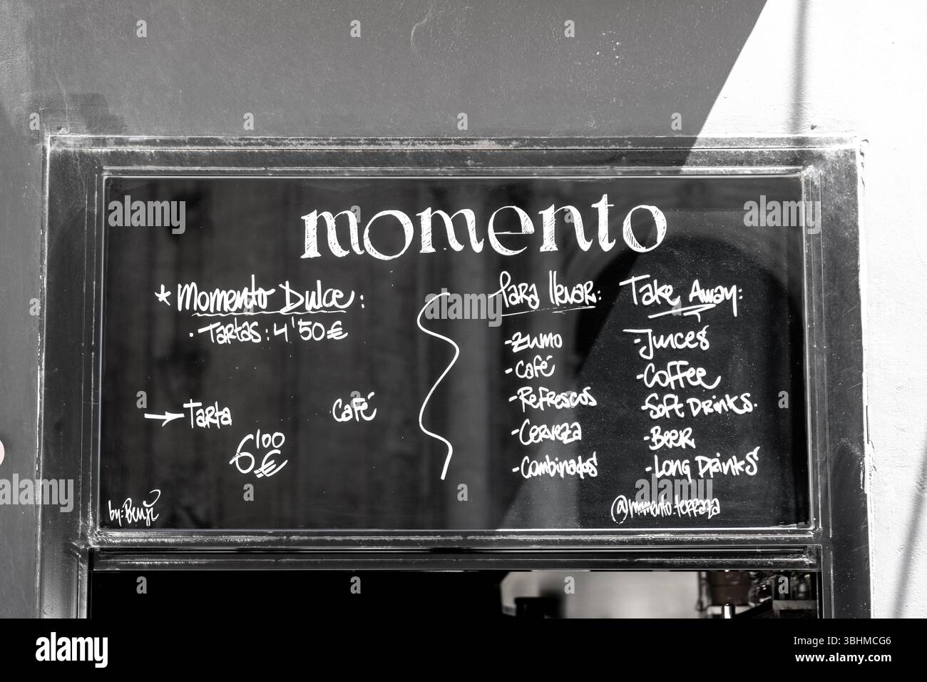 Cadix, Cadix - Espagne - 05-06-2024 : panneau de menu noir d'un café avec liste manuscrite, offrant diverses boissons et bonbons à emporter. Banque D'Images