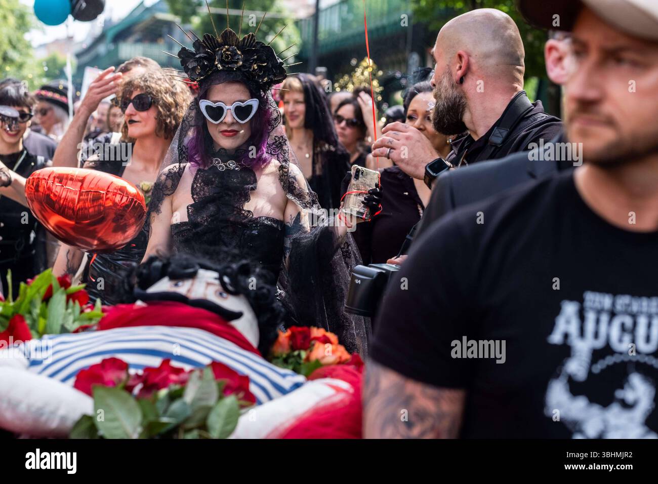 Mit einer Kundgebung und einem Trauerzug verabschieden sich Gäste und Freunde von der bekannten Burlesque-Bar ZUM STARKEN AUGUST in der Schönhauser Allee in Berlin-Prenzlauer Berg. Nach merj als 20 Jahren muß die Bar schließen. Gründe für die Schließung sind Mietsteigerungen und Lärmbeschwerden durch die Nachbarn. / Invités et amis font leurs adieux au célèbre bar burlesque ZUM STARKEN AUGUST sur Schönhauser Allee à Berlin-Prenzlauer Berg avec un rassemblement et un cortège funèbre. Après plus de 20 ans, le bar doit fermer. Les raisons de la fermeture sont des augmentations de loyer et des plaintes de bruit Banque D'Images
