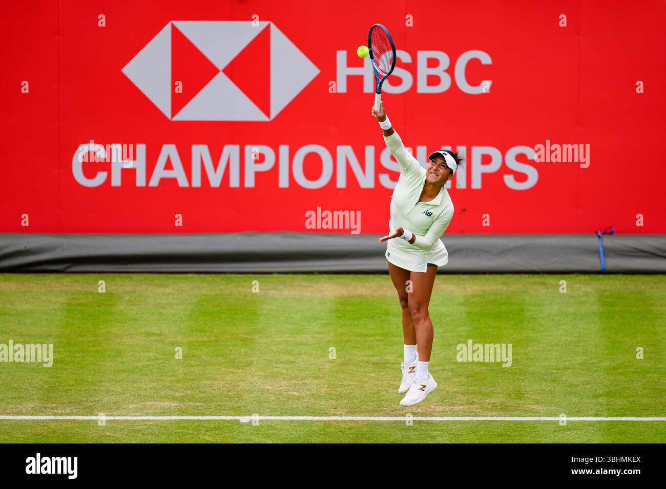 LONDRES, ROYAUME-UNI, 10 juin : Heather Watson (GBR) en action lors de la ronde 1 du single féminin contre Yulia Putintseva (KAZ) le jour 2 des Championnats HSBC 2025 au Queen's Club le mardi 10 juin 2025 à LONDRES, ROYAUME-UNI. Crédit : Taka Wu/Alamy Live News Banque D'Images