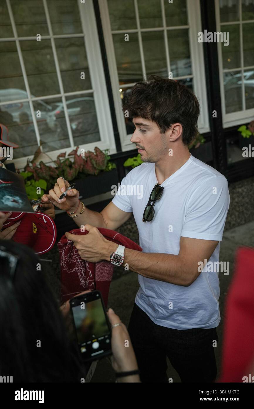 Montréal, Québec, Canada – 10 juin 2025 : Charles Leclerc, pilote Ferrari de formule 1, signe des autographes et rencontre des fans devant l’hôtel Ritz-Carlton au centre-ville de Montréal à son arrivée pour le Grand Prix du Canada. Leclerc a pris un moment pour saluer les supporters rassemblés devant l'entrée de l'hôtel au début de la semaine des courses de F1. Banque D'Images