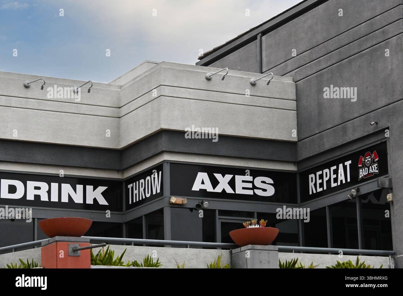 LONG BEACH, CALIFORNIE - 9 JUIN 2025 : Bad axe est un lieu urbain de lancement de haches qui propose un coaching expert et accueille des fêtes et des événements de team building. Banque D'Images