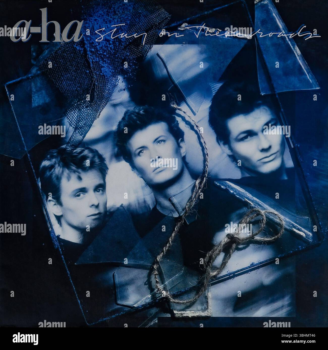 Reproduction photographique de A-ha 'Stay on These Roads', couverture de disque vinyle LP de 1988, album synthétisé-pop norvégien emblématique, pressage original Banque D'Images