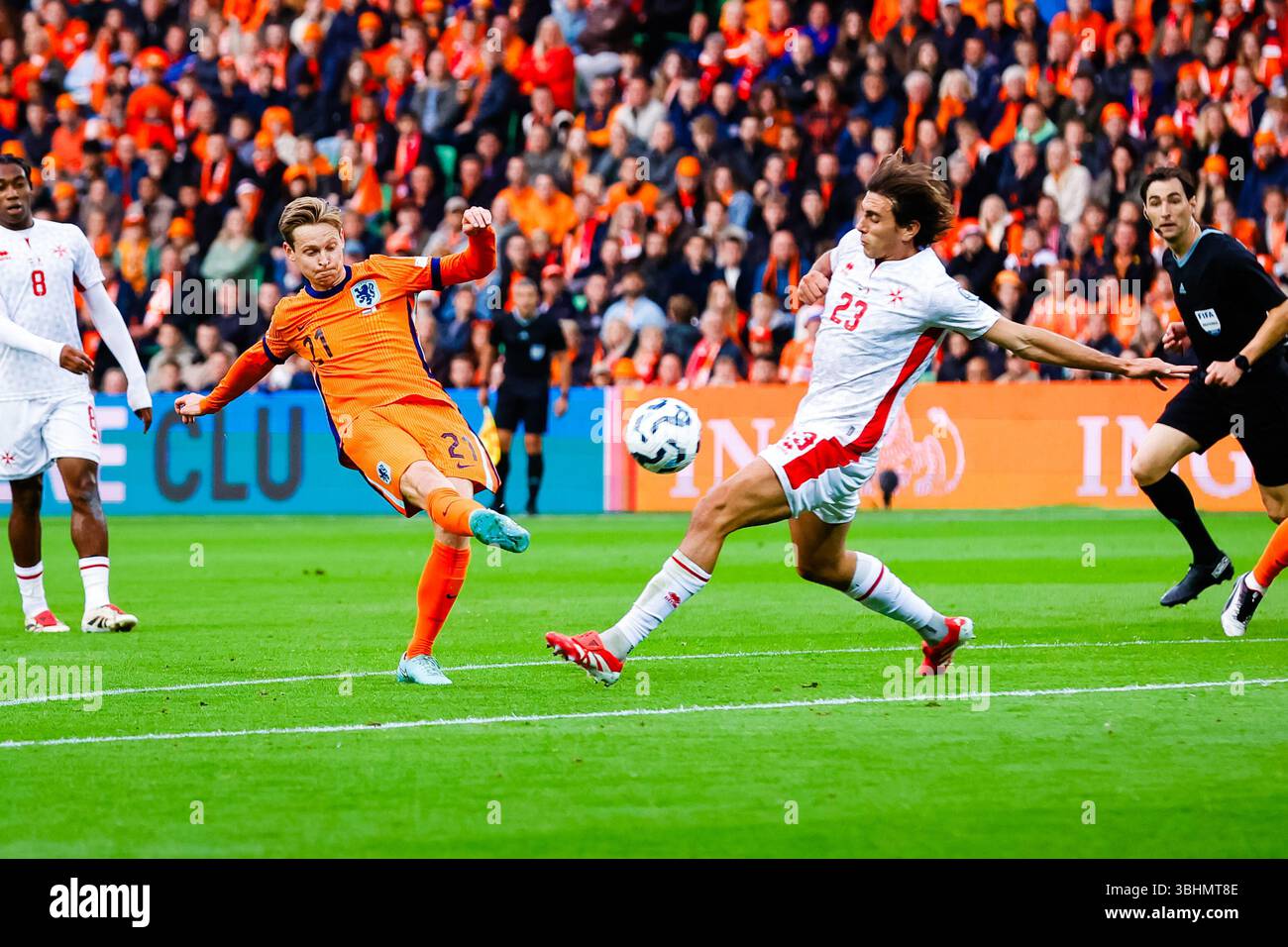 Groningen - Frenkie de Jong, des pays-Bas, et Alexander Sarariano, de Malte, lors du tour de qualification de la Coupe du monde de la FIFA 2026 dans le groupe G. le match se déroule entre les pays-Bas et Malte à de Euroborg le 10 juin 2025 à Groningen, aux pays-Bas. (VK Sportphoto/Raymond Smit) Banque D'Images